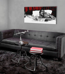 Pop art tablou pe pânză cu motivul Tony Montana s cigarou v bazéne în alb-roșu nuanțe, singurătate | Cel mai mare mafiáni na pânză Scarface - Tony Montana s cigarou v bazéne – produs