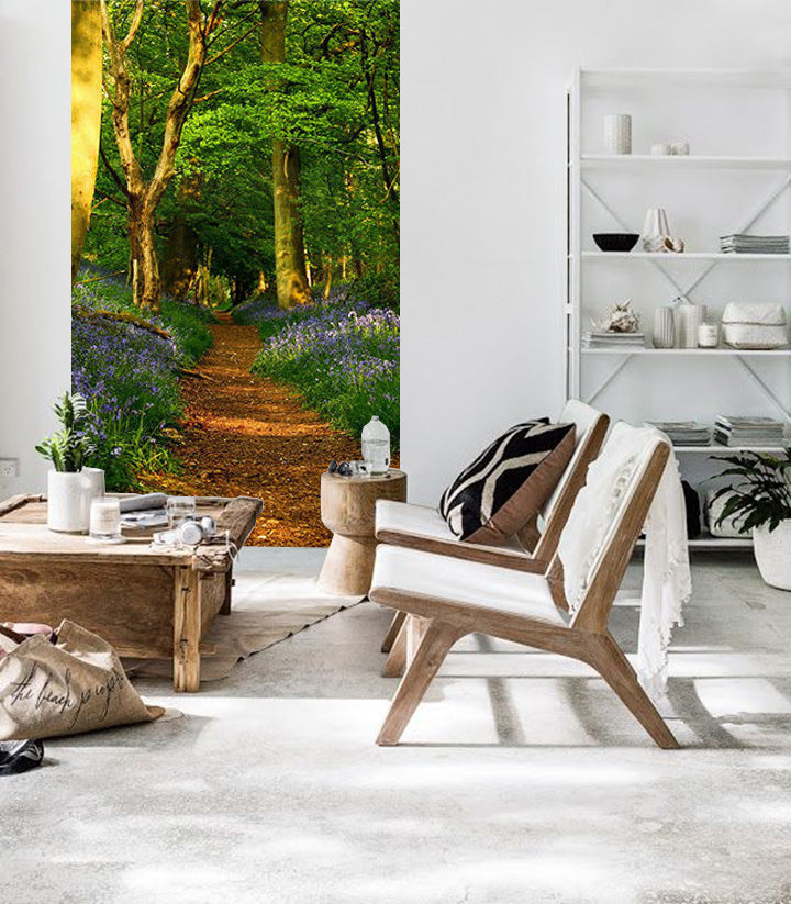 Modern tablou pe pânză cu motivul + lipici Gratuit, pădure, copaci, flori, peisaj în violet-maro nuanțe agățat în interiorul birou de lucru, natură și atmosferă de primăvară – interior