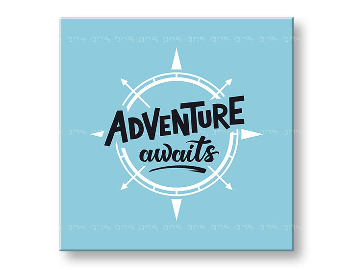 Modern tablou pe pânză cu motivul Adventure awaits, motiv de călătorie, hartă, citat motivațional în alb-albastru nuanțe, atmosferă inspirațională – principală