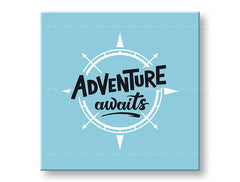 Modern tablou pe pânză cu motivul Adventure awaits, motiv de călătorie, hartă, citat motivațional în alb-albastru nuanțe, atmosferă inspirațională – principală