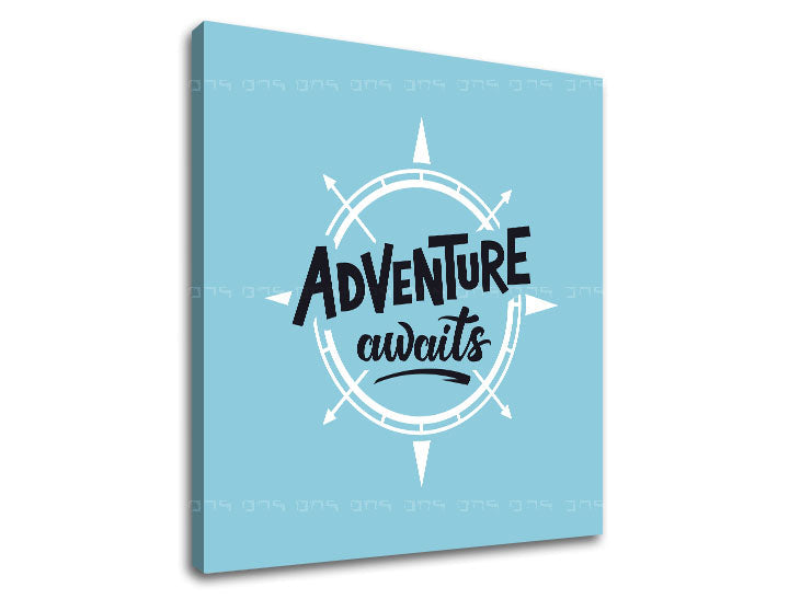 Modern tablou pe pânză cu motivul Adventure awaits, motiv de călătorie, hartă, citat motivațional în alb-albastru nuanțe, atmosferă inspirațională – produs