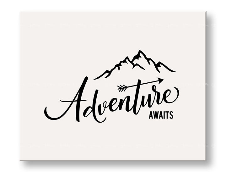 Modern tablou pe pânză cu motivul Adventure awaits, munți, motiv de călătorie, citat motivațional, natură în alb-negru nuanțe, potrivit pentru sufragerie – principală