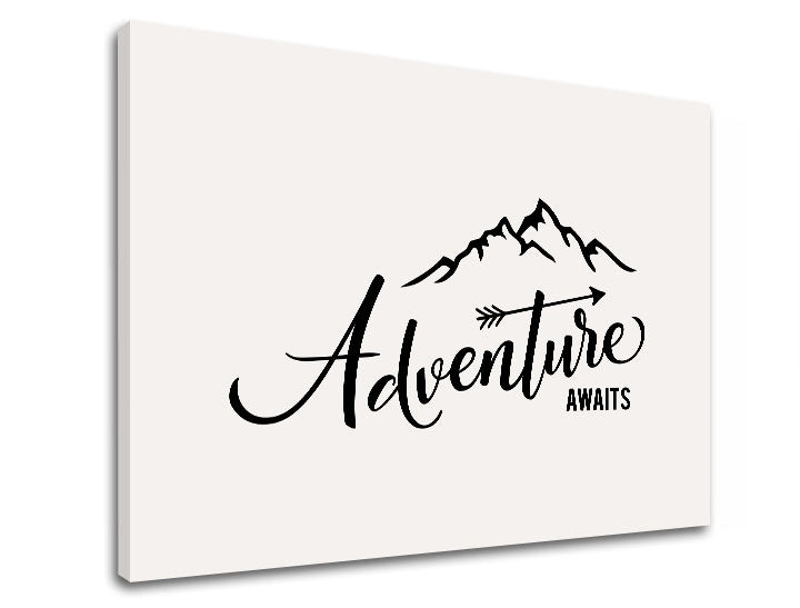 Modern tablou cu motivul Adventure awaits, munți, motiv de călătorie în alb-negru nuanțe | Motivațional tablou de perete Adventure awaits_002 – previzualizare