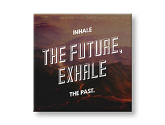 Modern tablou pe pânză cu motivul despre viață, munți, cer, apus de soare, peisaj în alb nuanțe, atmosferă reflexivă, pace interioară și timp – principală