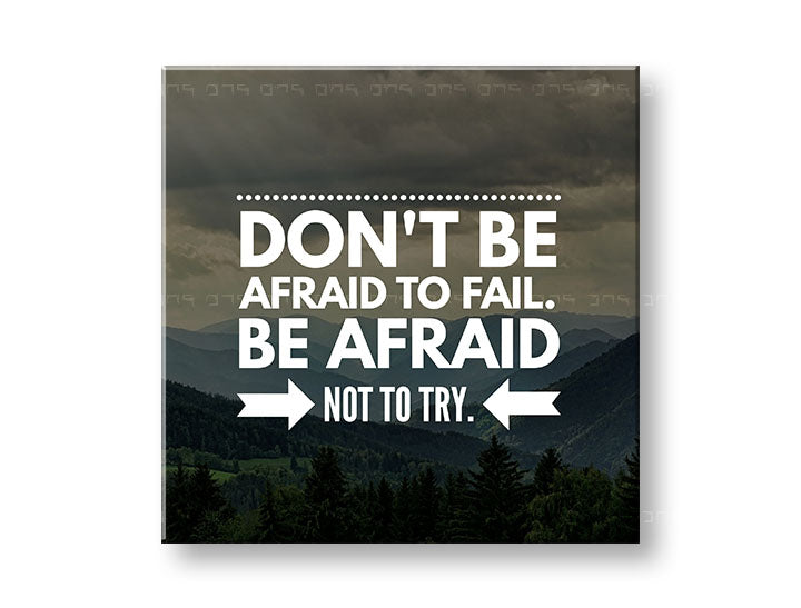 Modern tablou pe pânză cu motivul Don´t be afraid, munți, pădure, nori, cer în alb-gri nuanțe, odvaha, potrivit pentru birou | Motivațional tablou de perete Don´t be afraid – principală