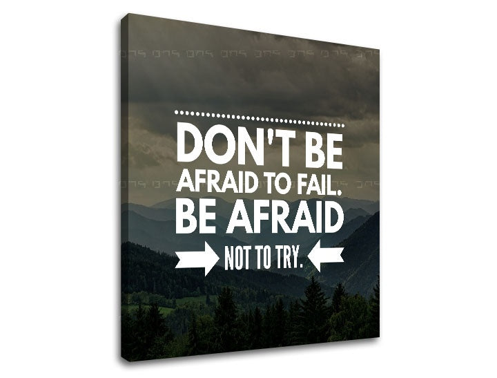 Modern tablou cu motivul Don´t be afraid, munți, pădure în alb-gri nuanțe | Motivațional tablou de perete Don´t be afraid, odvaha – previzualizare