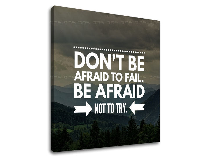 Modern tablou pe pânză cu motivul Don´t be afraid, munți, pădure, nori, cer în alb-gri nuanțe, odvaha, potrivit pentru birou | Motivațional tablou de perete Don´t be afraid – produs