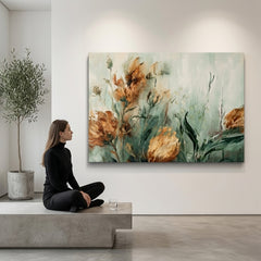 Tablou abstract cu flori în nuanțe pământii, expus într-un living modern deasupra unei console din lemn cu decorațiuni elegante.