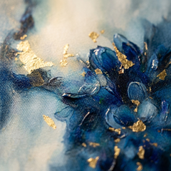 Detaliu macro al tușelor impasto pictate manual cu vopsea acrilică pe pânză, textură reliefată și finisaj artistic de lux.