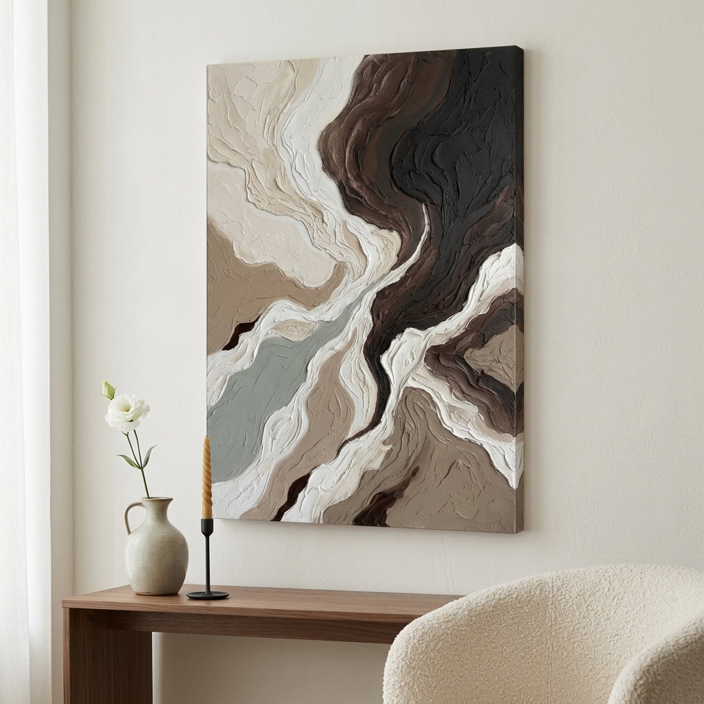 Tablou abstract cu peisaj organic expus într-un living modern, deasupra unei console din lemn cu decorațiuni elegante.