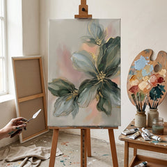 Artistă în atelierul Papilora lucrând la un tablou floral abstract, iluminat natural pentru o precizie artistică desăvârșită.