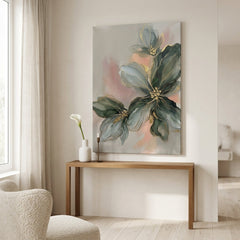 Tablou abstract cu flori în nuanțe verzi, expus într-un living modern, deasupra unei console elegante cu decorațiuni.
