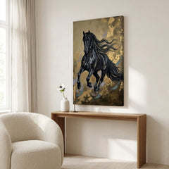 Tablou cu cal negru în galop expus într-un living modern, deasupra unei console din lemn cu vază și lumânare decorativă.