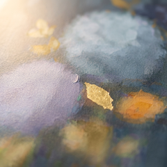 Detaliu macro al tușelor impasto pictate manual cu vopsea acrilică, textură și relief vizibil pe petalele florilor.