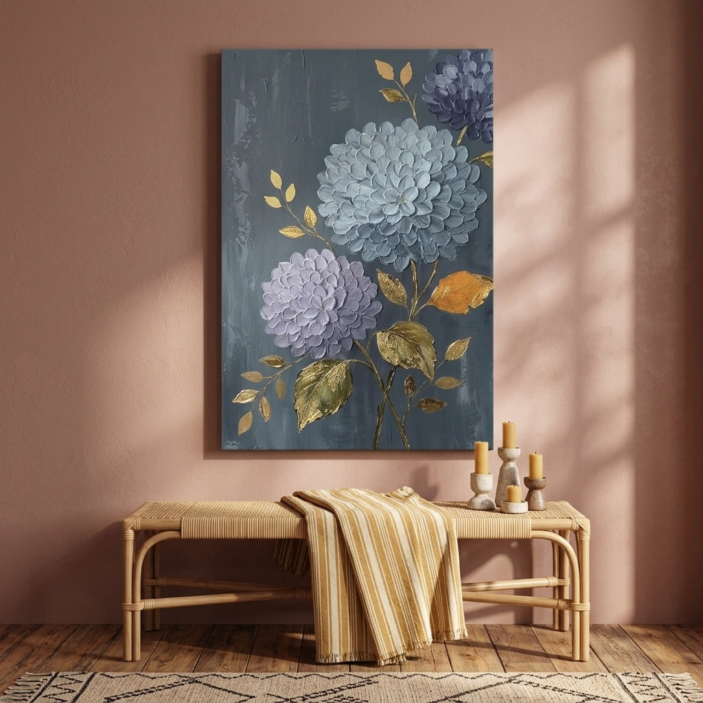 Tablou cu hortensii agățat într-un living modern, deasupra unei console din lemn cu vază și lumânare decorativă.