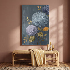Tablou cu hortensii agățat într-un living modern, deasupra unei console din lemn cu vază și lumânare decorativă.