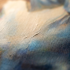 Detaliu macro al tușelor impasto realizate manual cu vopsea acrilică pe pânză, evidențiind textura și relieful artistic al tabloului.