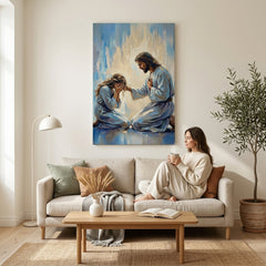 Tablou religios cu Isus consolând o femeie, expus într-un dormitor modern deasupra unei console din lemn cu decorațiuni elegante.