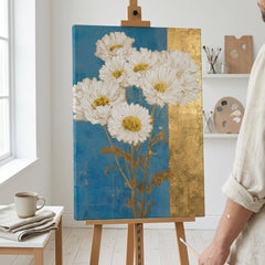 Artistă în atelierul Papilora lucrând la un tablou cu buchet de margarete albe, iluminat natural pentru un finisaj artistic detaliat.