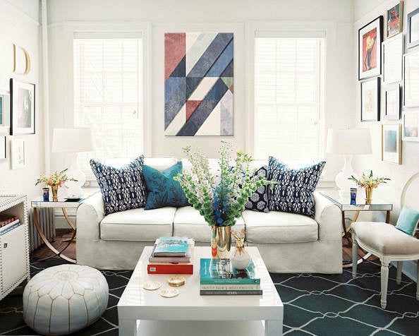 Minimalist tablou pe pânză cu motivul The Mystic Emotion în alb-albastru nuanțe agățat în interiorul sufragerie, atmosferă sofisticată – interior