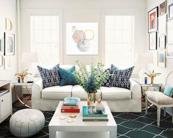 Industrial tablou pe pânză cu motivul Rejected Wheel în alb-albastru nuanțe agățat în interiorul sufragerie, atmosferă liniștită, minimalism – interior