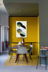 Industrial tablou pe pânză cu motivul Pearblossom Resignation în alb-albastru nuanțe agățat în interiorul birou de lucru, atmosferă sofisticată – interior