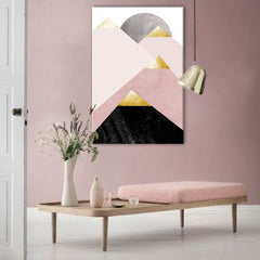 Art deco tablou pe pânză cu motivul The Lost Dot, munți în alb-roz nuanțe agățat în interiorul dormitor, atmosferă liniștită, natură și minimalism – interior