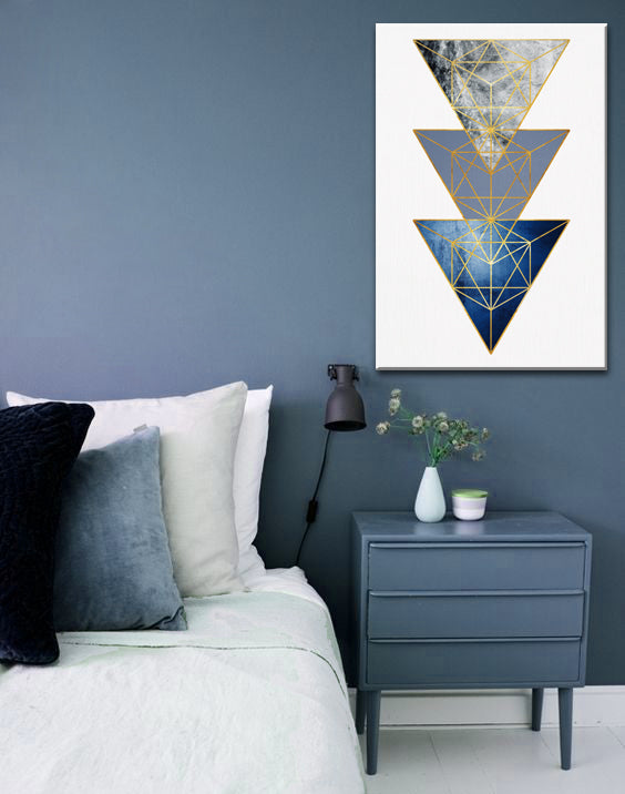 Geometric tablou pe pânză cu motivul Cosmic Resignation în alb-albastru nuanțe agățat în interiorul birou de lucru, atmosferă liniștită, eleganță – interior