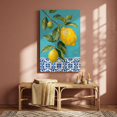 Tablou decorativ cu lămâi galbene, stil mediteranean, expus într-o bucătărie modernă deasupra unei console din lemn cu vază.