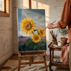 Artistă în atelierul Papilora lângă un șevalet cu tabloul cu floarea-soarelui, iluminat natural de la fereastră pentru o atmosferă creativă.