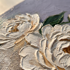 Detaliu macro al tușelor impasto pictate manual cu acril pe petalele florilor, textură și relief vizibil pe pânză.