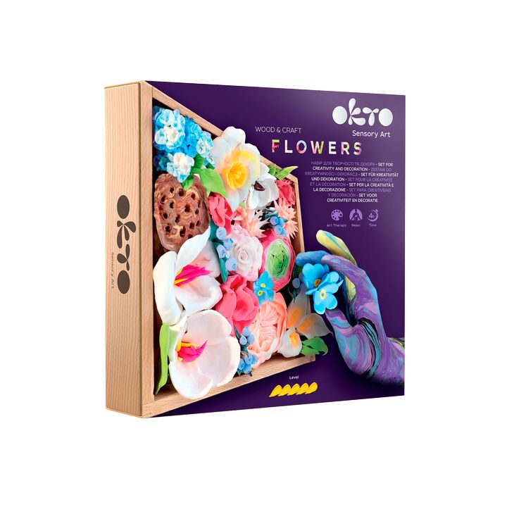 O cutie de lemn plină cu flori artificiale colorate, albe, roz și albastre, pentru un set de artă senzorială, Papilora.