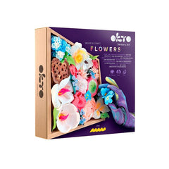 O cutie de lemn plină cu flori artificiale colorate, albe, roz și albastre, pentru un set de artă senzorială, Papilora.