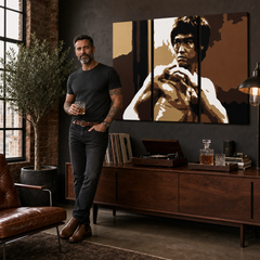Tablou POP ART pictat manual AL Bruce Lee 3 piese lee – tablou într-un interior modern masculin, vizualizare lifestyle. Culori dominante: maro, bej, negru, auriu, alb.