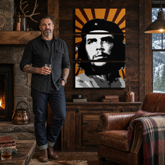 Tablou POP ART pictat manual Che Guevara 3 bucăți che – tablou într-un interior modern masculin, vizualizare lifestyle. Culori dominante: galben, negru, alb, gri, portocaliu.