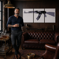 Tablou POP ART pictat manual Kalashnikov 3 părți ka1 – tablou într-un interior modern masculin, vizualizare lifestyle. Culori dominante: negru, gri, alb.