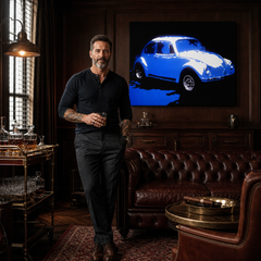 Tablou POP ART pictat manual Volkswagen Beetle 1 parte k – tablou într-un interior modern masculin, vizualizare lifestyle. Culori dominante: albastru, alb, negru.