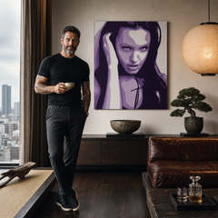 Tablou POP ART pictat manual Angelina Jolie 1 parte aj2 – tablou într-un interior modern masculin, vizualizare lifestyle. Culori dominante: mov, negru, alb.