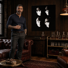 Tablou POP ART pictat manual BEATLES 1 buc beat9 – tablou într-un interior modern masculin, vizualizare lifestyle. Culori dominante: negru, bej, maro.