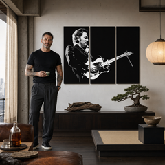 Tablou POP ART pictat manual Bruce Springsteen 3 bucăți bs – tablou într-un interior modern masculin, vizualizare lifestyle. Culori dominante: negru, alb, gri.