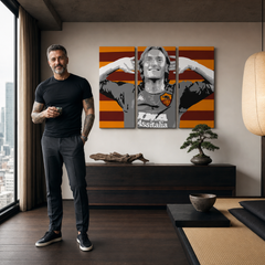 Tablou POP ART pictat manual Francesco Totti 3 buc tot – tablou într-un interior modern masculin, vizualizare lifestyle. Culori dominante: roșu, portocaliu, gri, negru, alb.