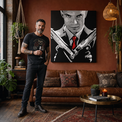 Tablou POP ART pictat manual HITMAN 1 parte hit2 – tablou într-un interior modern masculin, vizualizare lifestyle. Culori dominante: negru, alb, roșu, gri, maro.