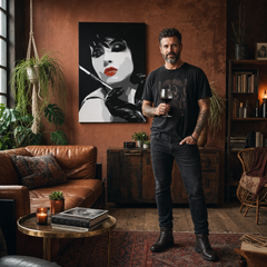 Tablou POP ART pictat manual Pop femeie 1 bucată ppw – tablou într-un interior modern masculin, vizualizare lifestyle. Culori dominante: negru, alb, roșu.