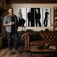 Tablou POP ART pictat manual U2 în negru 4 bucăți U2 – tablou într-un interior modern masculin, vizualizare lifestyle. Culori dominante: negru, alb, gri.
