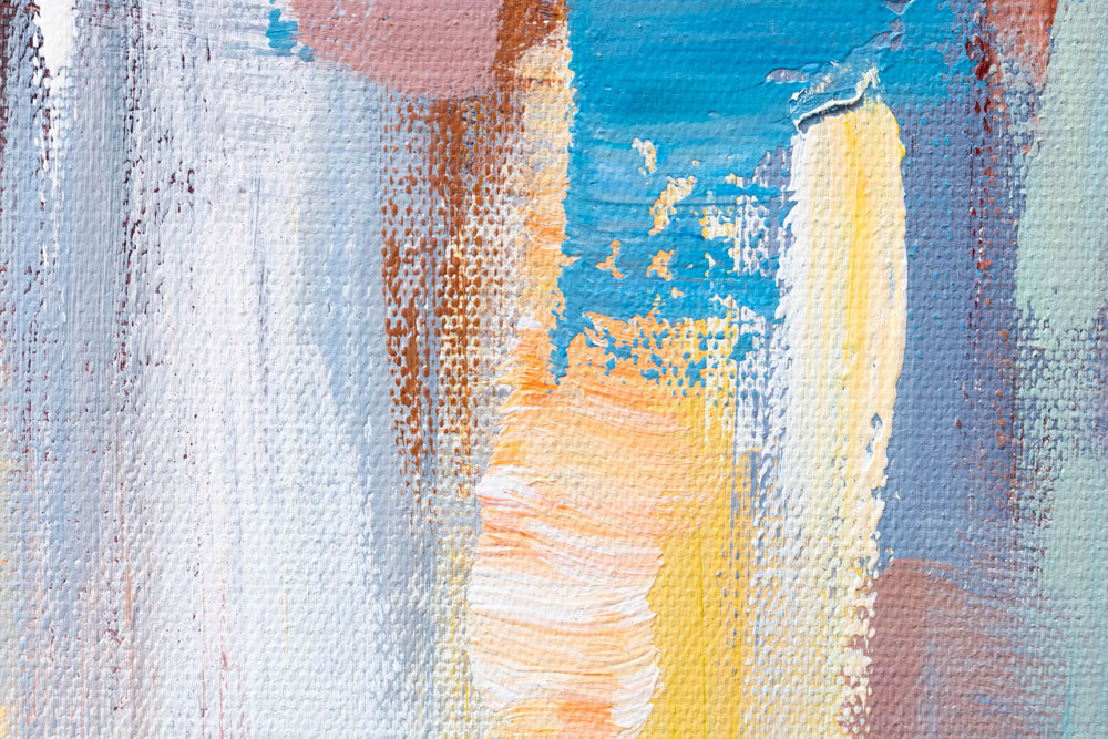 O vedere de aproape a picturii abstracte, evidențiind textura bogată și compoziția dinamică a orașului reflectat, Papilora.