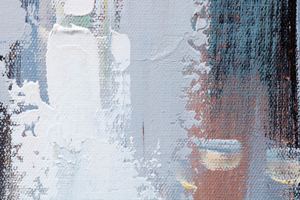 O vedere de aproape a picturii abstracte, evidențiind textura bogată și compoziția dinamică a orașului reflectat, Papilora.
