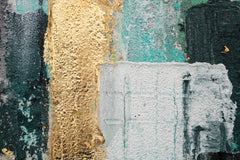 O vedere de aproape a picturii, evidențiind textura bogată și compoziția abstractă a orizontului urban, Papilora.