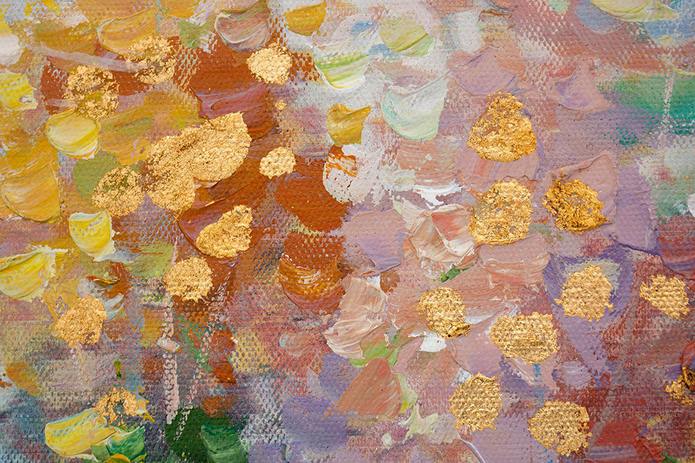 O vedere de aproape a picturii abstracte, evidențiind textura bogată a culorilor galbene, albastre și verzi, Papilora.