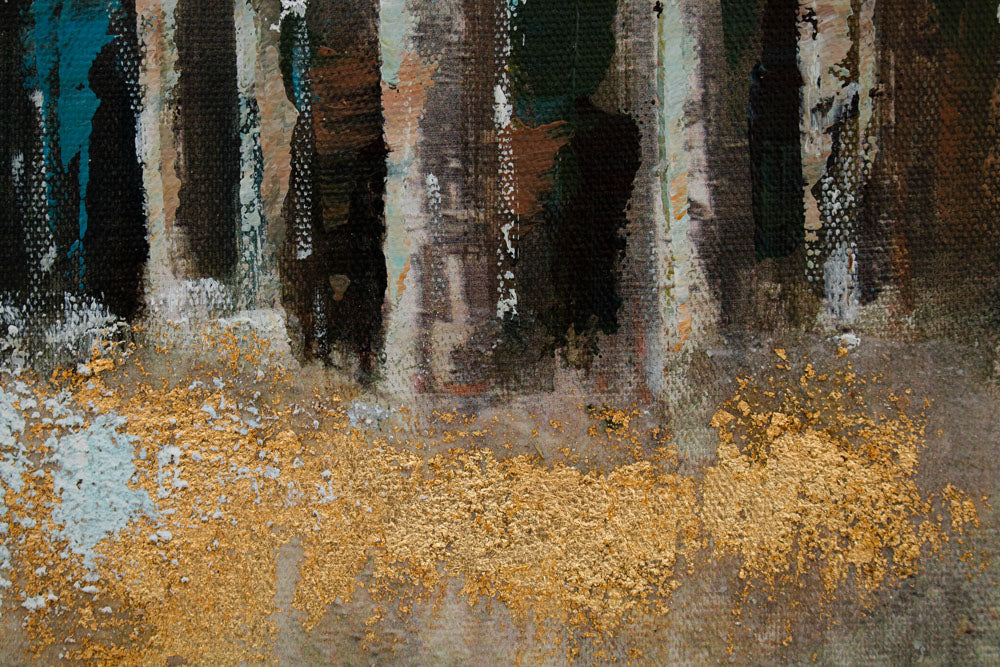 O vedere de aproape a picturii, evidențiind textura bogată și compoziția abstractă a pădurii aurii și a apei, Papilora.