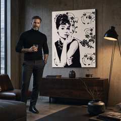 Tablou POP ART pictat manual a lui Audrey Hepburn ah5 – tablou într-un interior modern masculin, vizualizare lifestyle. Culori dominante: negru, alb, mov.